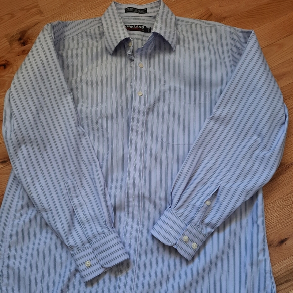 Bundle of 2 dress shirts - Picture 2 of 7
